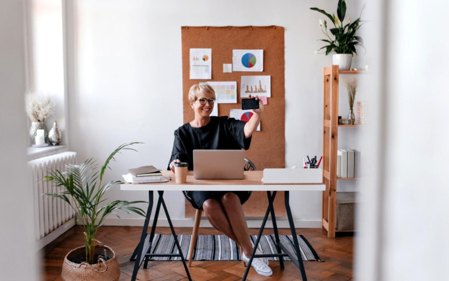 Finanzexperten bei der Beratung im modernen Büro